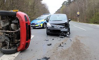 Durch die Wucht der Kollision kippte der Wagen dier Diepenauerin auf die Fahrerseite. - Polizei Durch die Wucht der Kollision kippte der Wagen dier Diepenauerin auf die Fahrerseite. - Polizei