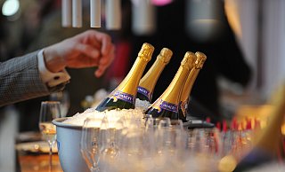 Der Mann hatte im Februar eine Flasche Champagner aus dem Regal eines Marktes in Harsewinkel gestohlen. - Symbolbild/dpa Der Mann hatte im Februar eine Flasche Champagner aus dem Regal eines Marktes in Harsewinkel gestohlen. - Symbolbild/dpa