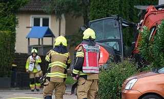Ein Mini-Bagger hat am Mittwochmittag den Gasanschluss eines Wohnhauses an der Detmolder Straße beschädigt. Polizei und Feuerwehr evakuierten sicherheitshalber die Nachbarhäuser. - Ulf Hanke Ein Mini-Bagger hat am Mittwochmittag den Gasanschluss eines Wohnhauses an der Detmolder Straße beschädigt. Polizei und Feuerwehr evakuierten sicherheitshalber die Nachbarhäuser. - Ulf Hanke