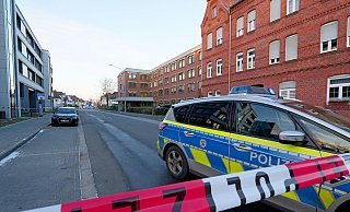 Der Bereich um das Polizeidienstgebäude und die städtische Unterkunft an der Rathenaustraße ist weiträumig abgegesperrt. - Ralph Meyer Der Bereich um das Polizeidienstgebäude und die städtische Unterkunft an der Rathenaustraße ist weiträumig abgegesperrt. - Ralph Meyer