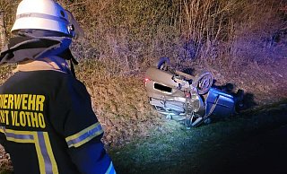 Ein Feuerwehrmann sieht das zerstörte Auto. - Feuerwehr Vlotho Ein Feuerwehrmann sieht das zerstörte Auto. - Feuerwehr Vlotho