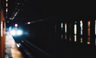 Ein Mann, der die Bahn verlassen musste, rastete aus - mehrere Polizisten mussten ihn fixieren. Die demolierte Bahn kam ins Depot. - Symbolbild: Unsplash Ein Mann, der die Bahn verlassen musste, rastete aus - mehrere Polizisten mussten ihn fixieren. Die demolierte Bahn kam ins Depot. - Symbolbild: Unsplash