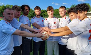 Zukünftig für den VfL Theesen am Ball: Tom Fuhrmann (v.l.), Lukas Hackbart, Jean Armand Assi, Iven Sielemann, Dominik Sander, Benedikt Genz, Julian Galas und Riad Bentria beim Kennlern-Termin. - Nicole Bentrup Zukünftig für den VfL Theesen am Ball: Tom Fuhrmann (v.l.), Lukas Hackbart, Jean Armand Assi, Iven Sielemann, Dominik Sander, Benedikt Genz, Julian Galas und Riad Bentria beim Kennlern-Termin. - Nicole Bentrup