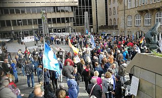 Die Demonstranten auf dem Rathausplatz. - Ansgar Mönter Die Demonstranten auf dem Rathausplatz. - Ansgar Mönter