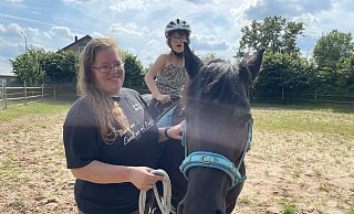 Tatsächlich traut sich die achtjährige Hannah schließlich, auf Fellpony Mary-Lou zu reiten. Schritt für Schritt fasst das Mädchen immer mehr Vertrauen zu dem Tier, geduldig begleitet von Ponybesitzerin Mareike Ulbrich. - Natalie Gottwald Tatsächlich traut sich die achtjährige Hannah schließlich, auf Fellpony Mary-Lou zu reiten. Schritt für Schritt fasst das Mädchen immer mehr Vertrauen zu dem Tier, geduldig begleitet von Ponybesitzerin Mareike Ulbrich. - Natalie Gottwald