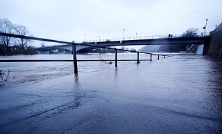 Hochwasser an der Weser in Höxter – der Rad- und Fußweg ist komplett überspült. - David Schellenberg Hochwasser an der Weser in Höxter – der Rad- und Fußweg ist komplett überspült. - David Schellenberg