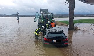 Das Wasser steht dem Feuerwehrmann bis zum Oberschenkel. Alleine hätten sich die Insassen des Autos wohl nicht befreien können. - Feuerwehr Porta/Michael Horst Das Wasser steht dem Feuerwehrmann bis zum Oberschenkel. Alleine hätten sich die Insassen des Autos wohl nicht befreien können. - Feuerwehr Porta/Michael Horst