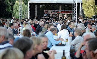 Auch in diesem Jahr waren wieder tausende Menschen zum Weinfest in den Steinmeisterpark gekommen. Von Donnerstag bis Samstag konnten die Besucher die Weine verschiedener Winzer probieren. - www.gerald-dunkel.de Auch in diesem Jahr waren wieder tausende Menschen zum Weinfest in den Steinmeisterpark gekommen. Von Donnerstag bis Samstag konnten die Besucher die Weine verschiedener Winzer probieren. - www.gerald-dunkel.de