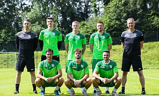 Erster gemeinsamer Auftritt: Cheftrainer Nils Drube (l.) und Co-Trainer Robert Roelofsen (r.) begrüßten die Neuzugänge Leon Tigges (stehend v. l.), Gerrit Kaiser, Patrick Choroba sowie Kevin Hoffmeier (kniend v. l.), Vincent Schaub und Adrian Bravo-Sanchez beim SV Rödinghausen. - Noah Wedel Erster gemeinsamer Auftritt: Cheftrainer Nils Drube (l.) und Co-Trainer Robert Roelofsen (r.) begrüßten die Neuzugänge Leon Tigges (stehend v. l.), Gerrit Kaiser, Patrick Choroba sowie Kevin Hoffmeier (kniend v. l.), Vincent Schaub und Adrian Bravo-Sanchez beim SV Rödinghausen. - Noah Wedel