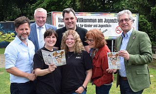 Tino Wenkel (Samtgemeindebürgermeister Boffzen, v. l.), Daniel Hartmann (Bürgermeister der Stadt Höxter), Iwona Lokaj, Jennifer Fröhlich und Nils Wolter vom Jugendtreff und Abteilungsleiterin Monika Mönnekes und Dezernent Stefan Fellmann stellen das Programm des Ferien(s)passes vor. - Stadt Höxter Tino Wenkel (Samtgemeindebürgermeister Boffzen, v. l.), Daniel Hartmann (Bürgermeister der Stadt Höxter), Iwona Lokaj, Jennifer Fröhlich und Nils Wolter vom Jugendtreff und Abteilungsleiterin Monika Mönnekes und Dezernent Stefan Fellmann stellen das Programm des Ferien(s)passes vor. - Stadt Höxter