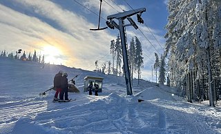 Skifahrer fahren in einem Schlepplift des Skigebiets Olpe-Fahlenscheid eine Piste hoch. Der Andrang ist groß, am Skiverleih war schon am Samstagmorgen eine lange Schlange. - Wolf von Dewitz / dpa Skifahrer fahren in einem Schlepplift des Skigebiets Olpe-Fahlenscheid eine Piste hoch. Der Andrang ist groß, am Skiverleih war schon am Samstagmorgen eine lange Schlange. - Wolf von Dewitz / dpa