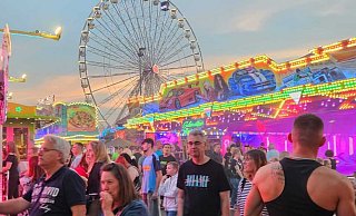 Die Besucherinnen und Besucher ließen sich von den erhöhten Sicherheitsmaßnahmen nicht den Spaß nehmen. Im Gegenteil: viele begrüßten die Präsenz der Ordnungskräfte. - Alexandra Stratmeier Die Besucherinnen und Besucher ließen sich von den erhöhten Sicherheitsmaßnahmen nicht den Spaß nehmen. Im Gegenteil: viele begrüßten die Präsenz der Ordnungskräfte. - Alexandra Stratmeier