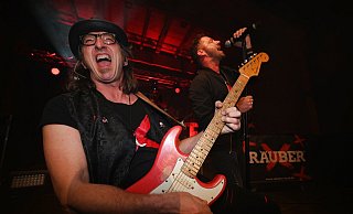 „Räuber“-Gitarrist Andreas „Schrader“ Dorn (vorn) und Leadsänger Sven West. - Thomas Kube „Räuber“-Gitarrist Andreas „Schrader“ Dorn (vorn) und Leadsänger Sven West. - Thomas Kube