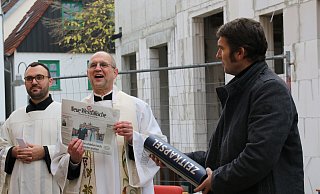 Auch eine aktuelle Ausgabe der NW legt Pfarrer Peter Scheiwe in die Zeitkapsel. - Phyllis Frieling Auch eine aktuelle Ausgabe der NW legt Pfarrer Peter Scheiwe in die Zeitkapsel. - Phyllis Frieling