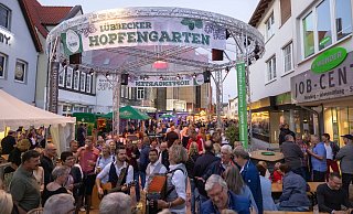 Hopfen und Halligalli: Das Lübbecker Bierbrunnenfest ist eine feste Größe im Veranstaltungskalender der Stadt Lübbecke und strahlt weit in die Region hinaus. Besonders gut kam 2022 auch der Hopfengarten am Wappenplatz an. - Oliver Krato Hopfen und Halligalli: Das Lübbecker Bierbrunnenfest ist eine feste Größe im Veranstaltungskalender der Stadt Lübbecke und strahlt weit in die Region hinaus. Besonders gut kam 2022 auch der Hopfengarten am Wappenplatz an. - Oliver Krato