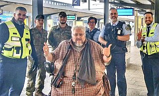 Rolli-Fahrer Alexander Gieseke strandete am Hauptbahnhof Bielefeld. - Alexander Bieseke Rolli-Fahrer Alexander Gieseke strandete am Hauptbahnhof Bielefeld. - Alexander Bieseke
