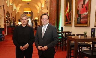 Die Wirtschafts- und Energieministerin des Landes NRW, Mona Neubaur, wurde von Bürgermeister Lars Bökenkröger im Kaiserpalais begrüßt. - Nicole Sielermann Die Wirtschafts- und Energieministerin des Landes NRW, Mona Neubaur, wurde von Bürgermeister Lars Bökenkröger im Kaiserpalais begrüßt. - Nicole Sielermann