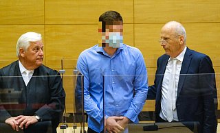 Verteidiger Martin Lindemann (Rechtsanwalt), der Angeklagte Sinan K. und Verteidiger Holger Rostek. - Andreas Zobe Verteidiger Martin Lindemann (Rechtsanwalt), der Angeklagte Sinan K. und Verteidiger Holger Rostek. - Andreas Zobe