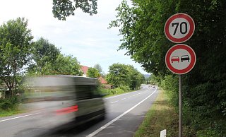 Tempo 50 statt 70: Auf einem Stück B239 in Kirchlengern soll bald Tempo 50 in der Zeit zwischen 22 und 6 Uhr gelten. Grund ist der zu hohe Lärm. - Florian Weyand Tempo 50 statt 70: Auf einem Stück B239 in Kirchlengern soll bald Tempo 50 in der Zeit zwischen 22 und 6 Uhr gelten. Grund ist der zu hohe Lärm. - Florian Weyand