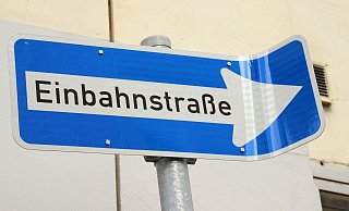 Der junge BMW-Fahrer missachtete das Einbahnstraßen-Zeichen auf dem Weg zum Jahnplatz. - Symbolfoto: pixabay / Creative Commons Der junge BMW-Fahrer missachtete das Einbahnstraßen-Zeichen auf dem Weg zum Jahnplatz. - Symbolfoto: pixabay / Creative Commons