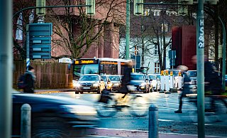 Wann sind Autofahrer zum Umstieg bereit? Die deutliche Mehrheit der Bielefelder erwarten erst ein deutlich besseres Alternativangebot bei Radwegen und ÖPNV. - Mike-Dennis Müller / www.mdm.photo Wann sind Autofahrer zum Umstieg bereit? Die deutliche Mehrheit der Bielefelder erwarten erst ein deutlich besseres Alternativangebot bei Radwegen und ÖPNV. - Mike-Dennis Müller / www.mdm.photo
