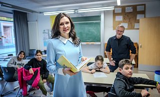 Schulleiter Sven Pachur (rechts im Hintergrund) ist froh, mit Oksana Bielik ein perfekte Lehrerin als Klassenleitung für eine der Internationalen Klassen der Luisenschule gefunden zu haben. Den Schülern und auch ihren Eltern hilft es, dass die 36-Jährige auch Russisch und Ukrainisch spricht. - Sarah Jonek Fotografie Schulleiter Sven Pachur (rechts im Hintergrund) ist froh, mit Oksana Bielik ein perfekte Lehrerin als Klassenleitung für eine der Internationalen Klassen der Luisenschule gefunden zu haben. Den Schülern und auch ihren Eltern hilft es, dass die 36-Jährige auch Russisch und Ukrainisch spricht. - Sarah Jonek Fotografie