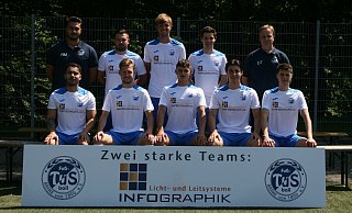 Viele neue Gesichter beim TuS: Torwarttrainer Karim Manaa (h.v.l.), Anton Safonov, Jan-Niclas Kreft, Jannis Wehmeier, Trainer Carsten Johanning sowie Zakaria Azrioual (v.v.l.), Matthias Lindemann, Marvin Wehmeyer, Marko Lukic und David Kromm. - Nicole Bentrup Viele neue Gesichter beim TuS: Torwarttrainer Karim Manaa (h.v.l.), Anton Safonov, Jan-Niclas Kreft, Jannis Wehmeier, Trainer Carsten Johanning sowie Zakaria Azrioual (v.v.l.), Matthias Lindemann, Marvin Wehmeyer, Marko Lukic und David Kromm. - Nicole Bentrup