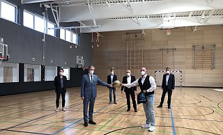 Bei der Einweihung sind (v. l.) Architekt Uwe Balhorn, Bürgermeister Michael Dreier, Sören Lühr (Betriebsleiter Gebäudemanagement Paderborn), Beigeordneter Wolfgang Walter, Schulleiter Dirk-Oliver Pfizenmaier und Hubert Wewer (Architektur-Werk-Stadt). - Stadt Paderborn Bei der Einweihung sind (v. l.) Architekt Uwe Balhorn, Bürgermeister Michael Dreier, Sören Lühr (Betriebsleiter Gebäudemanagement Paderborn), Beigeordneter Wolfgang Walter, Schulleiter Dirk-Oliver Pfizenmaier und Hubert Wewer (Architektur-Werk-Stadt). - Stadt Paderborn