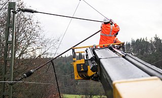 Reparaturarbeiten nach dem Sturmtief "Zoltan" an den Anlagen der Oberleitung. - Deutsche Bahn AG / Oliver Lang Reparaturarbeiten nach dem Sturmtief "Zoltan" an den Anlagen der Oberleitung. - Deutsche Bahn AG / Oliver Lang