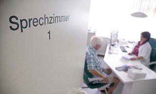 Einen neuen Hausarzt oder neue Hausärztin zu finden, dürfte in den kommenden Jahren noch schwieriger werden. Die Sprechzimmer sind voll. Die Stadt soll nun Abhilfe schaffen. - Verwendung weltweit Einen neuen Hausarzt oder neue Hausärztin zu finden, dürfte in den kommenden Jahren noch schwieriger werden. Die Sprechzimmer sind voll. Die Stadt soll nun Abhilfe schaffen. - Verwendung weltweit
