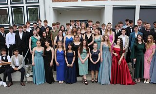 Für 68 Schülerinnen und Schüler endet die Schulzeit an der Realschule Süd mit der feierlichen Überganbe der Zeugnisse. - Elke Niedringhaus-Haasper Für 68 Schülerinnen und Schüler endet die Schulzeit an der Realschule Süd mit der feierlichen Überganbe der Zeugnisse. - Elke Niedringhaus-Haasper