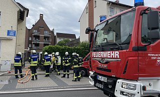 Großeinsatz der Lübbecker Feuerwehr mitten in der Innenstadt am Busbahnhof. Im Post-Shop an der Gerichtstraße 8 befindet sich ein Paket mit einer ätzenden Substanz. - Heike von Schulz Großeinsatz der Lübbecker Feuerwehr mitten in der Innenstadt am Busbahnhof. Im Post-Shop an der Gerichtstraße 8 befindet sich ein Paket mit einer ätzenden Substanz. - Heike von Schulz
