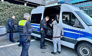 Eine Polizeirazzia auf dem Kesselbrink sorgte am Mittwoch für viel Aufsehen. - BARBARA FRANKE Eine Polizeirazzia auf dem Kesselbrink sorgte am Mittwoch für viel Aufsehen. - BARBARA FRANKE