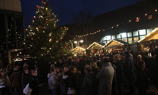 Tausende Bünder waren bei „Ein Weihnachtsbaum für Bünde“ dabei. Die Veranstalter zeigen sich rundum zufrieden. Foto: Jan-Henrik Gerdener - Jan-Henrik Gerdener Tausende Bünder waren bei „Ein Weihnachtsbaum für Bünde“ dabei. Die Veranstalter zeigen sich rundum zufrieden. Foto: Jan-Henrik Gerdener - Jan-Henrik Gerdener