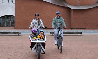 Annika, Tobias und ihre beiden Kinder werden eine Woche lang Einkauf, Freizeitaktivitäten und Arbeit mit Lasenrad und E-Bike erledigen. Das Auto bleibt stehen. - Stadt Herford Annika, Tobias und ihre beiden Kinder werden eine Woche lang Einkauf, Freizeitaktivitäten und Arbeit mit Lasenrad und E-Bike erledigen. Das Auto bleibt stehen. - Stadt Herford
