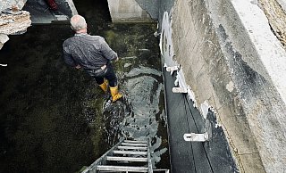 Der viele Regen der vergangenen Wochen lässt immer wieder die Keller volllaufen - dann hilft nur Pumpen. - Stefan Becker Der viele Regen der vergangenen Wochen lässt immer wieder die Keller volllaufen - dann hilft nur Pumpen. - Stefan Becker