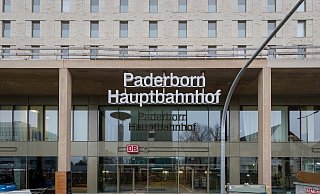 Zur Bahnhofstraße hin prägen Glaselemente das Erscheinungsbild des neuen Hauptbahnhofs. - Niklas Tüns Zur Bahnhofstraße hin prägen Glaselemente das Erscheinungsbild des neuen Hauptbahnhofs. - Niklas Tüns