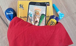 Ein Smartphone in der Schultüte: Experten der Polizei blicken sehr kritisch auf diese Art von Geschenk für Schulanfänger. - Madita Schellenberg Ein Smartphone in der Schultüte: Experten der Polizei blicken sehr kritisch auf diese Art von Geschenk für Schulanfänger. - Madita Schellenberg