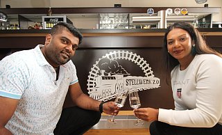 Vimal Mathanraj und Ramshita Ramanathan laden zum Buffet ein. - Sylvia Tetmeyer Vimal Mathanraj und Ramshita Ramanathan laden zum Buffet ein. - Sylvia Tetmeyer
