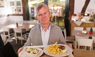 Seekrug-Wirt Christian Schulz hat die Preise zum Jahreswechsel erhöht. Auch das Schnitzel ist bei ihm jetzt teurer geworden. - Oliver Krato Seekrug-Wirt Christian Schulz hat die Preise zum Jahreswechsel erhöht. Auch das Schnitzel ist bei ihm jetzt teurer geworden. - Oliver Krato