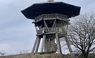 Ausflugsziel von Wanderern ist der Eggeturm auf dem Preußischem Velmerstot. Der beliebte Holzturm ist jedoch seit einer Brandstiftung im November 2023 gesperrt. - Silke Buhrmester Ausflugsziel von Wanderern ist der Eggeturm auf dem Preußischem Velmerstot. Der beliebte Holzturm ist jedoch seit einer Brandstiftung im November 2023 gesperrt. - Silke Buhrmester