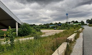 Zwischen Photovoltaik-Moduldächern und der Aral-Tankstelle soll an der Straße Zum Heidhof gebaut werden. - Dieter Scholz Zwischen Photovoltaik-Moduldächern und der Aral-Tankstelle soll an der Straße Zum Heidhof gebaut werden. - Dieter Scholz