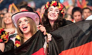 Vielen ist die Fanmeile zum Sommermärchen 2006 noch in bester Erinnerung. Auch zur EM im eigenen Land können Fußballfans wieder in der Lübbecker Kneipenmeile beim Public Viewing mitfiebern. - Verwendung weltweit Vielen ist die Fanmeile zum Sommermärchen 2006 noch in bester Erinnerung. Auch zur EM im eigenen Land können Fußballfans wieder in der Lübbecker Kneipenmeile beim Public Viewing mitfiebern. - Verwendung weltweit