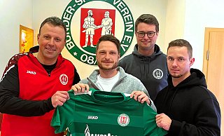 Vorfreude auf die nächste Saison beim Bünder SV: Sven Rottmann (v. l.), Neuzugang Denis Müller, Patrick Bulthaup und Trainer Phillip Willmann. - Florian Finke Vorfreude auf die nächste Saison beim Bünder SV: Sven Rottmann (v. l.), Neuzugang Denis Müller, Patrick Bulthaup und Trainer Phillip Willmann. - Florian Finke