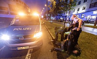 Jede Festnahme der Polizei kann für die Beamten lebensgefährlich werden, wenn ein Täter plötzlich ein Messer zückt. - Symbolfoto: Oliver Krato Jede Festnahme der Polizei kann für die Beamten lebensgefährlich werden, wenn ein Täter plötzlich ein Messer zückt. - Symbolfoto: Oliver Krato