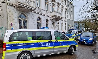 Nach Informationen vom Einsatzort soll die Polizei einen Mann festgenommen haben. - Ilja Regier Nach Informationen vom Einsatzort soll die Polizei einen Mann festgenommen haben. - Ilja Regier