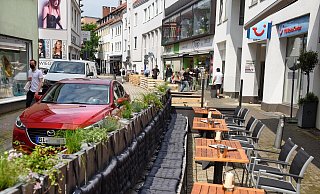 Auf der Ritterstraße könnten Wirte bald wieder außen bedienen - allerdings mit strengeren Auflagen. Und Autos dürften daran vorbeifahren, so wie zu Beginn des Altadt-Tests. Wie schnell, wird noch geprüft. - Barbara Franke Auf der Ritterstraße könnten Wirte bald wieder außen bedienen - allerdings mit strengeren Auflagen. Und Autos dürften daran vorbeifahren, so wie zu Beginn des Altadt-Tests. Wie schnell, wird noch geprüft. - Barbara Franke