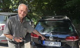 Bernd Kruppa ist glücklich, dass er seinen VW-Golf-Kombi wieder hat. Ein Peilsender soll jetzt ein erneutes Verschwinden verhindern. - Asis Ibrahim Bernd Kruppa ist glücklich, dass er seinen VW-Golf-Kombi wieder hat. Ein Peilsender soll jetzt ein erneutes Verschwinden verhindern. - Asis Ibrahim