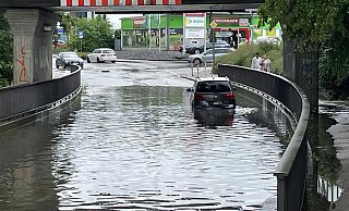In Herford steht eine Straße unter Wasser. Ein Auto hat sich festgefahren. - Claus Frickemeier In Herford steht eine Straße unter Wasser. Ein Auto hat sich festgefahren. - Claus Frickemeier