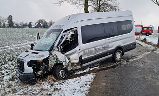 Die zwei Fahrzeuginsassen wurden bei dem Unfall in Helmern bei Bad Wünnenberg verletzt. - Feuerwehr Bad Wünnenberg Die zwei Fahrzeuginsassen wurden bei dem Unfall in Helmern bei Bad Wünnenberg verletzt. - Feuerwehr Bad Wünnenberg